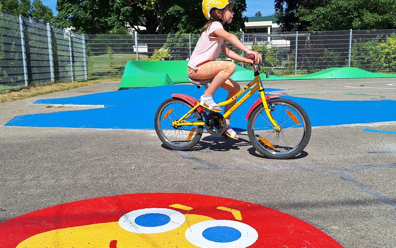 Kinderrad_Radspielplatz_Graz_c_verkehrplus Radspielplatz mit Kind