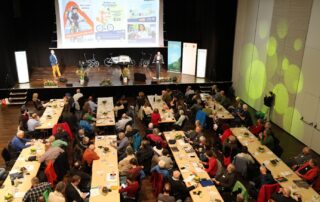 Publikum des Radvernetzungstreffen aus der Vogelperspektive aufgenommen