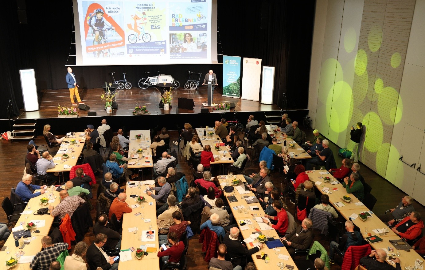 Publikum des Radvernetzungstreffen aus der Vogelperspektive aufgenommen