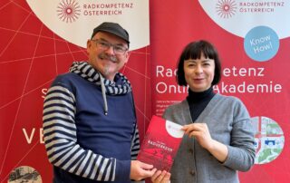 Alec und Irene mit Folder