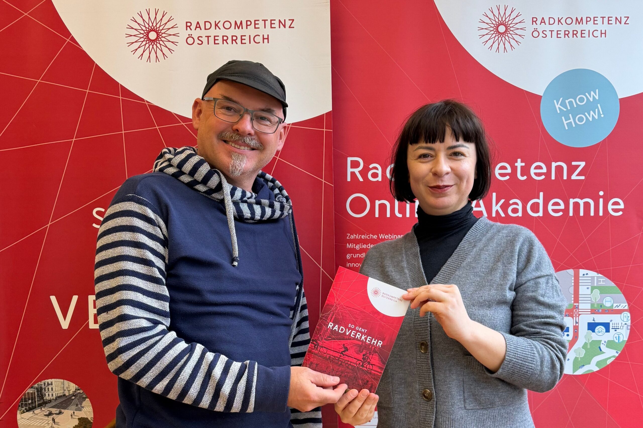Alec und Irene mit Folder